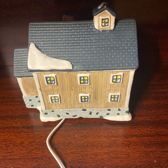 Winter Valley Village Lighted House - Picture 6 of 8